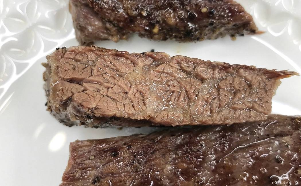 Салат с говядиной, помидорами, болгарским перцем и красным луком