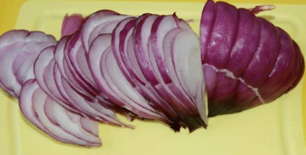 Салат с говядиной, помидорами, болгарским перцем и красным луком