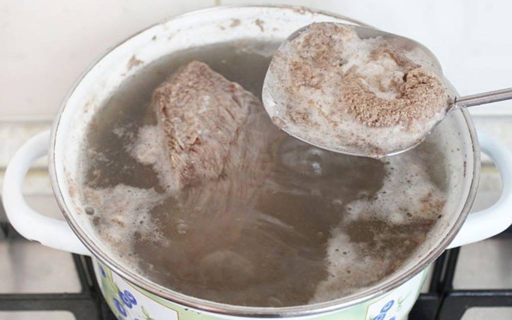 Салат с говядиной, помидорами, болгарским перцем и красным луком