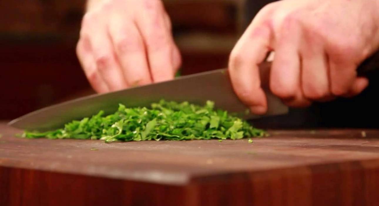 Салат с говядиной, помидорами, болгарским перцем и красным луком