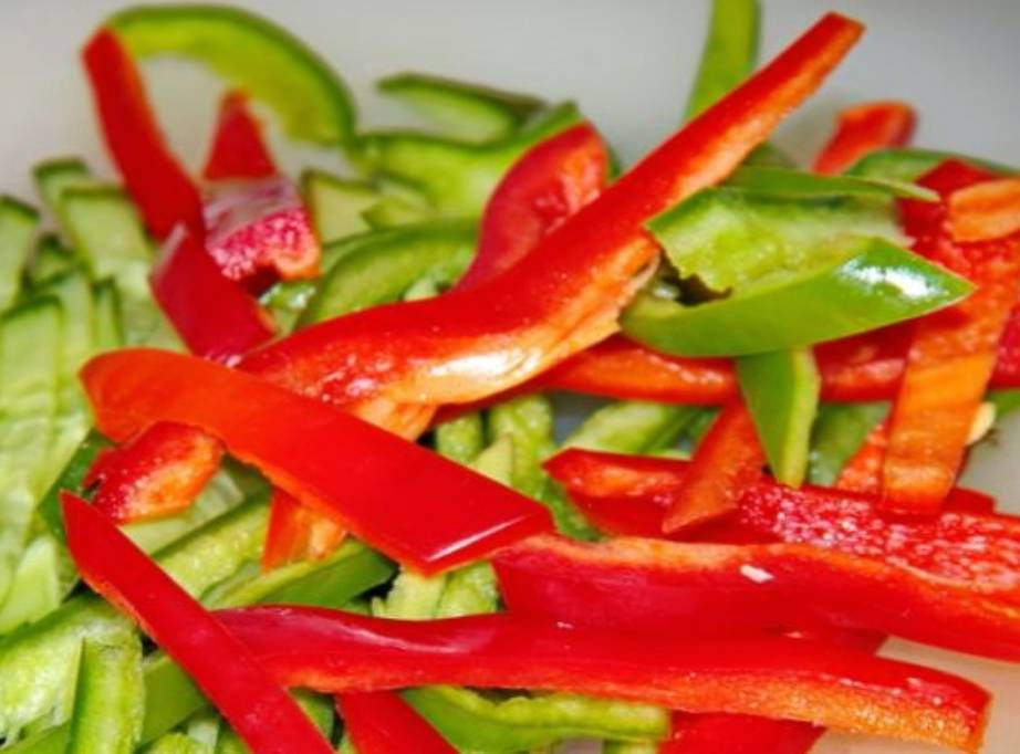 Салат с говядиной, помидорами, болгарским перцем и красным луком