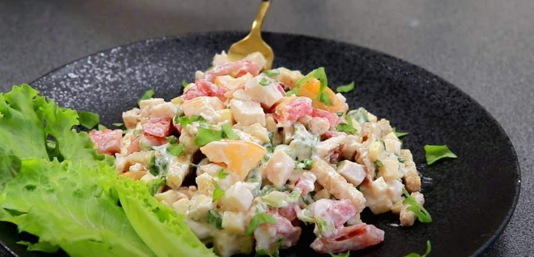 Салат «Брио» с копчёной курицей