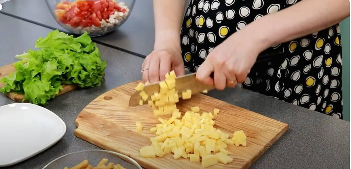 Салат «Брио» с копчёной курицей Салат «Брио» с копчёной курицей