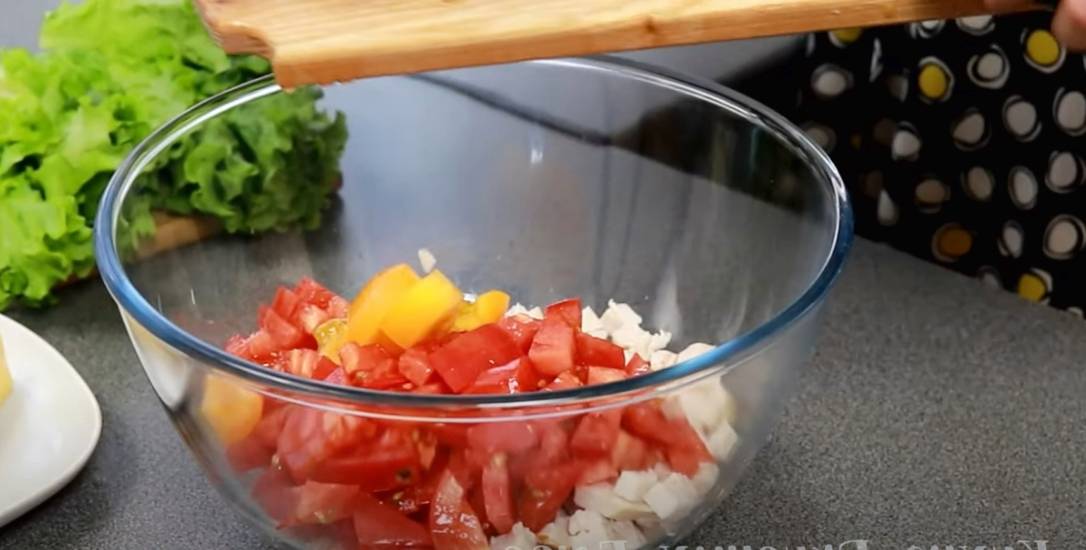 Салат «Брио» с копчёной курицей Салат «Брио» с копчёной курицей