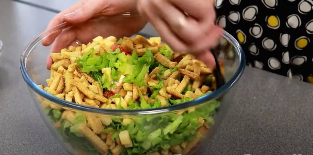 Салат «Брио» с копчёной курицей Салат «Брио» с копчёной курицей