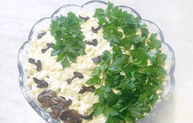 Салат «Березка» с куриным филе, черносливом и свежим огурцом
