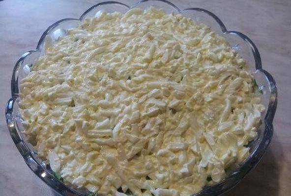 Салат «Березка» с куриным филе, черносливом и свежим огурцом