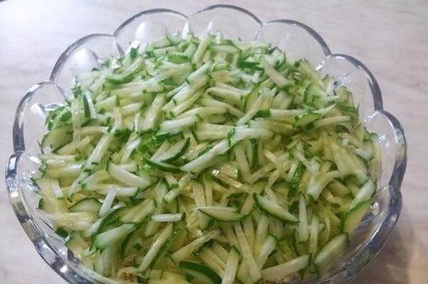 Салат «Березка» с куриным филе, черносливом и свежим огурцом