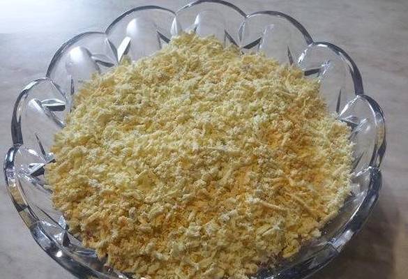 Салат «Березка» с куриным филе, черносливом и свежим огурцом