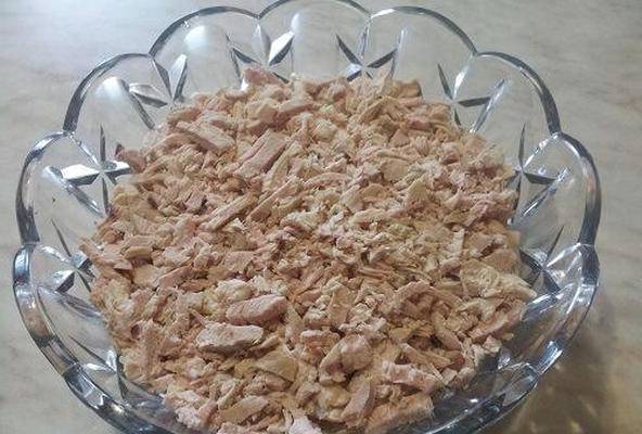 Салат «Березка» с куриным филе, черносливом и свежим огурцом