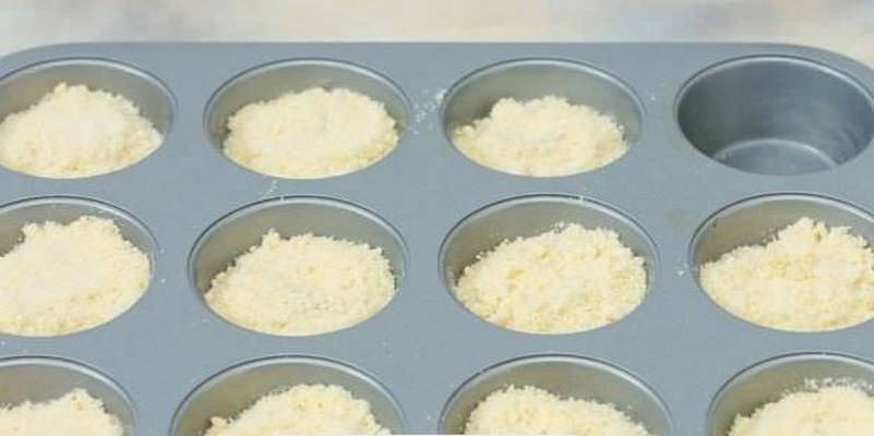 Печенье с вареньем и посыпанное сверху крошкой