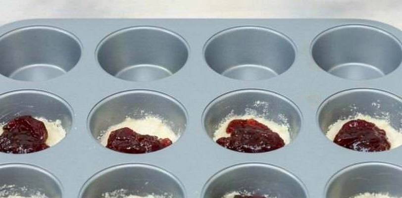 Печенье с вареньем и посыпанное сверху крошкой