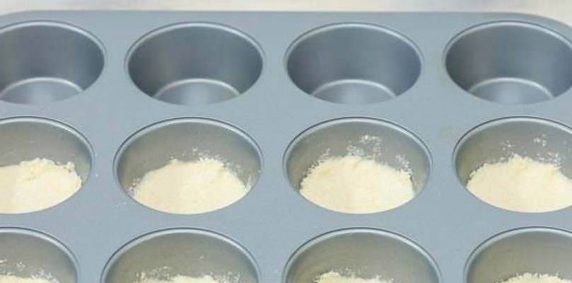 Печенье с вареньем и посыпанное сверху крошкой