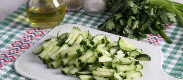 ПП диетический салат с кальмаром, яйцом и огурцом