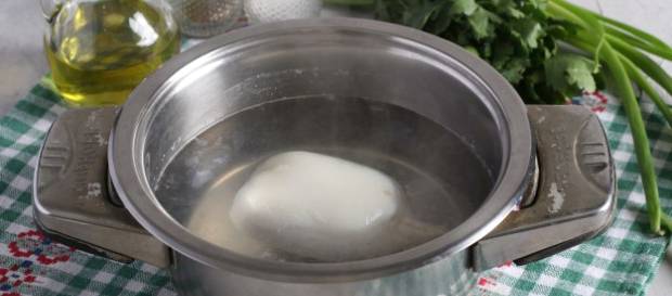 ПП диетический салат с кальмаром, яйцом и огурцом