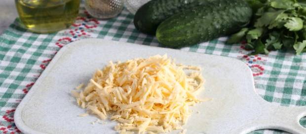 ПП диетический салат с кальмаром, яйцом и огурцом