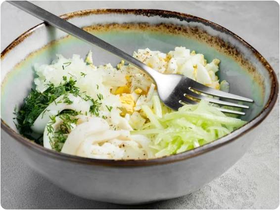 ПП диетический салат с кальмаром и яйцом