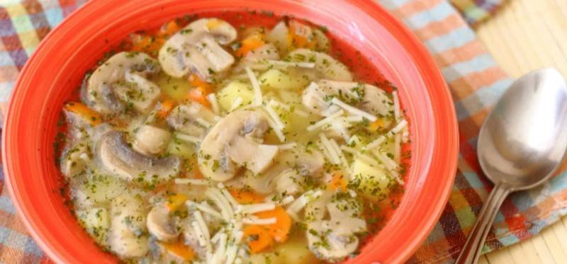 Куриный суп с шампиньонами и вермишелью