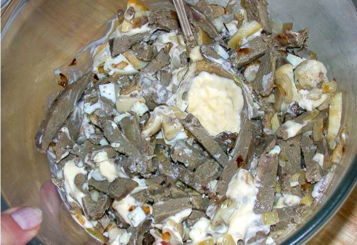 Печеночный салат с грибами