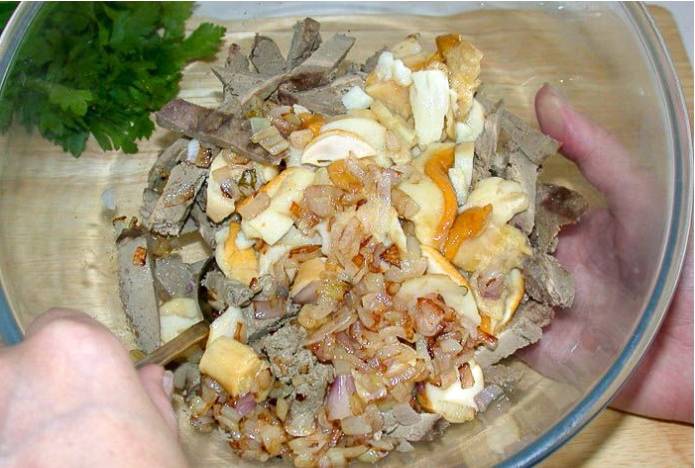 Печеночный салат с грибами