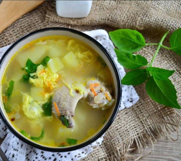 Куриный суп с яйцом и картошкой