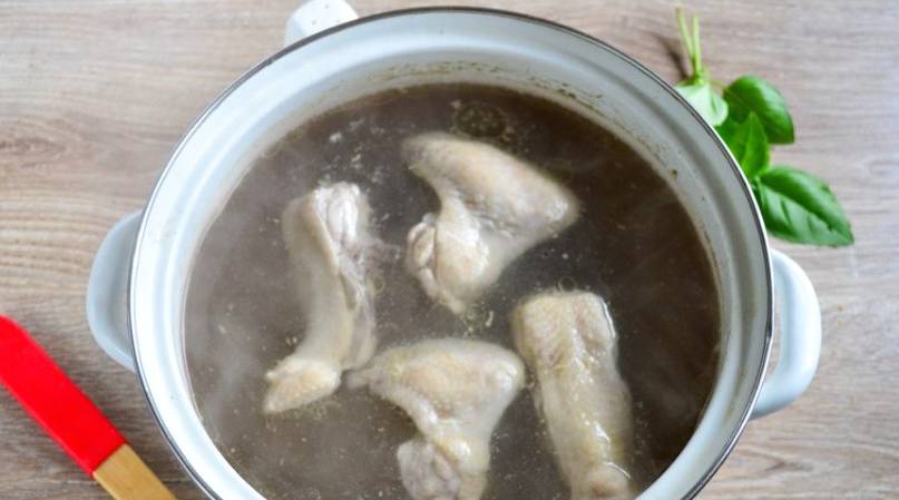 Куриный суп с яйцом и картошкой