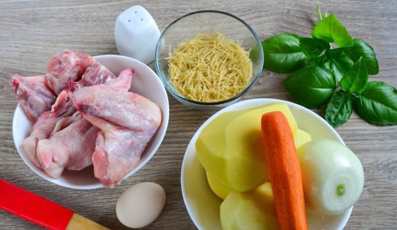 Куриный суп с яйцом и картошкой