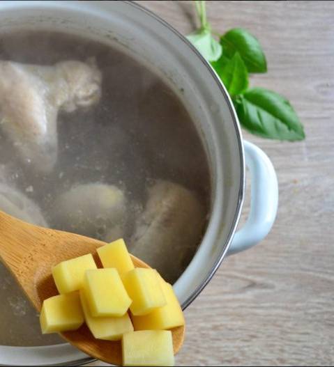 Куриный суп с яйцом и картошкой