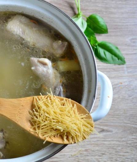 Куриный суп с яйцом и картошкой