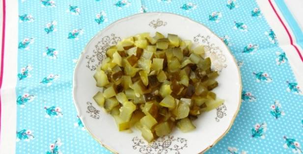 Салат «Охотничий» с копченой курицей и солеными огурцами