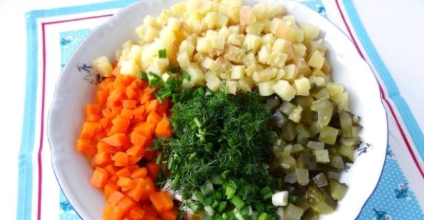 Салат «Охотничий» с копченой курицей и солеными огурцами