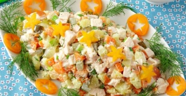 Салат «Охотничий» с копченой курицей и солеными огурцами