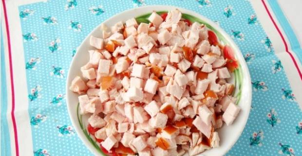 Салат «Охотничий» с копченой курицей и солеными огурцами