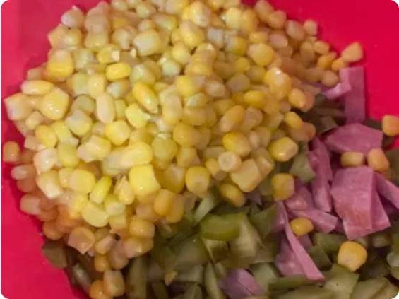 Салат «Охотничий» с копченой колбасой и солеными огурцами