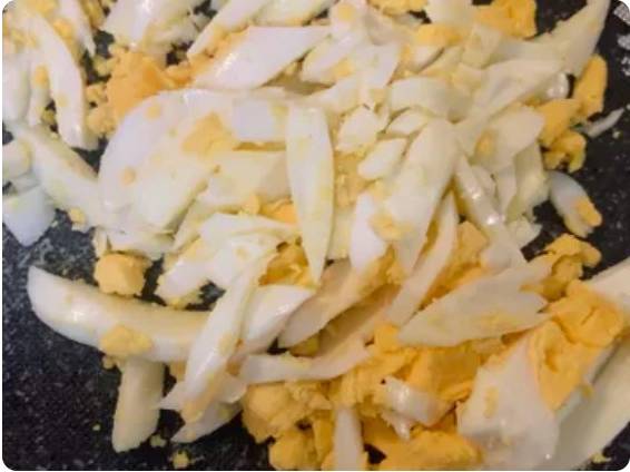 Салат «Охотничий» с копченой колбасой и солеными огурцами