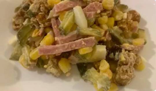 Салат «Охотничий» с копченой колбасой и солеными огурцами
