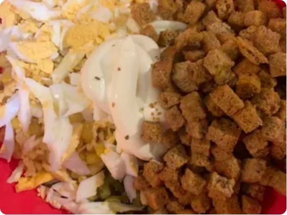 Салат «Охотничий» с копченой колбасой и солеными огурцами