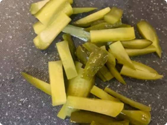 Салат «Охотничий» с копченой колбасой и солеными огурцами