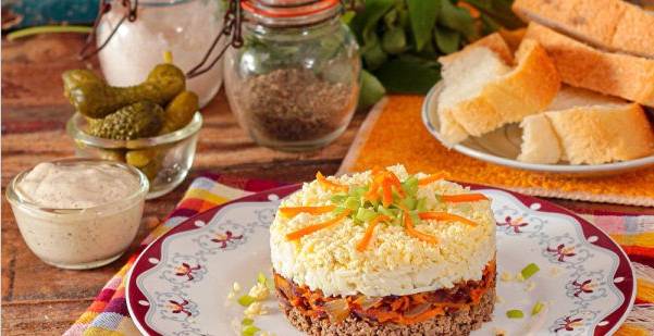 Печеночный салат с морковью, луком и яйцом