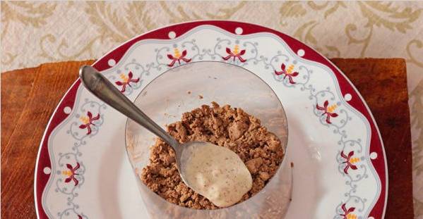 Печеночный салат с морковью, луком и яйцом