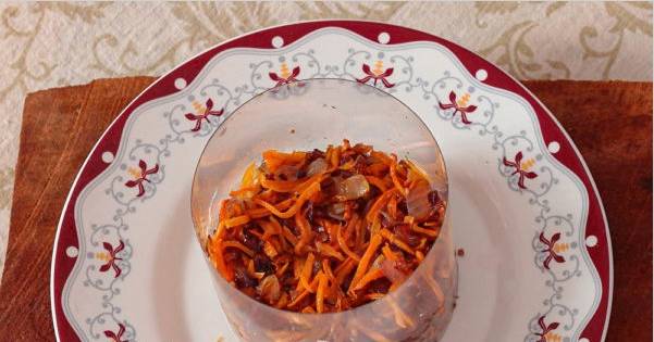 Печеночный салат с морковью, луком и яйцом
