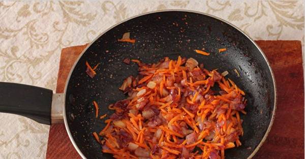 Печеночный салат с морковью, луком и яйцом