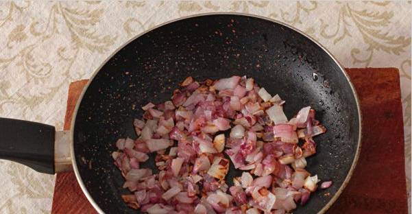 Печеночный салат с морковью, луком и яйцом