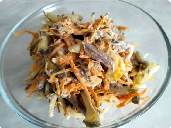 Печеночный салат с морковью, луком и соленым огурцом