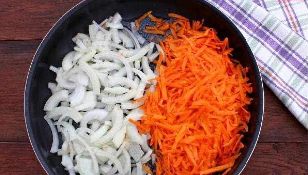 Печеночный салат с морковью и луком