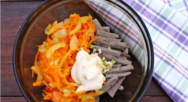 Печеночный салат с морковью и луком