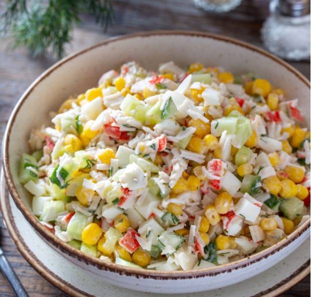 ПП салат с крабовыми палочками и кукурузой