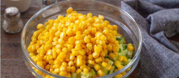 ПП салат с крабовыми палочками и кукурузой