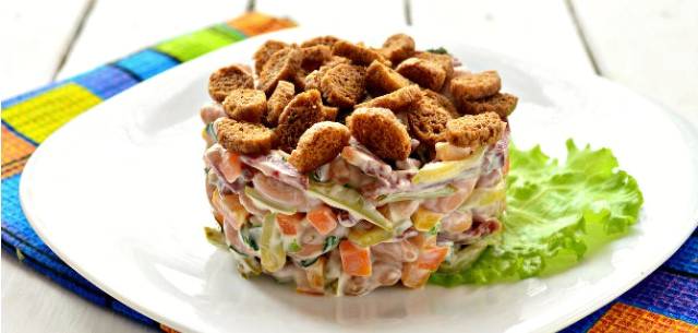 Пивной салат с сухариками