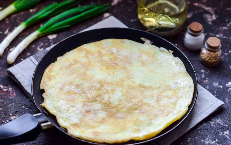Печеночный салат с яичными блинчиками